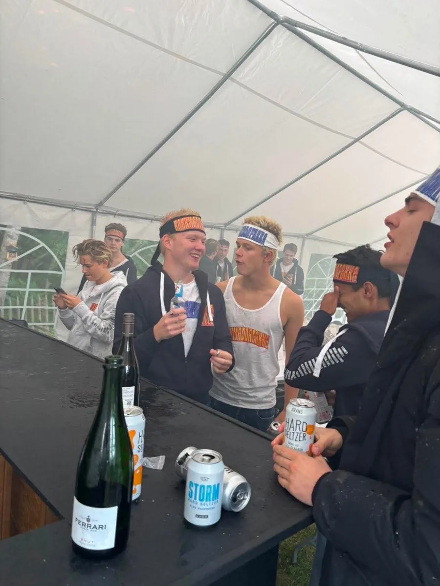 Russegruppa Kakkmaddafakka i singlet fra Frostline