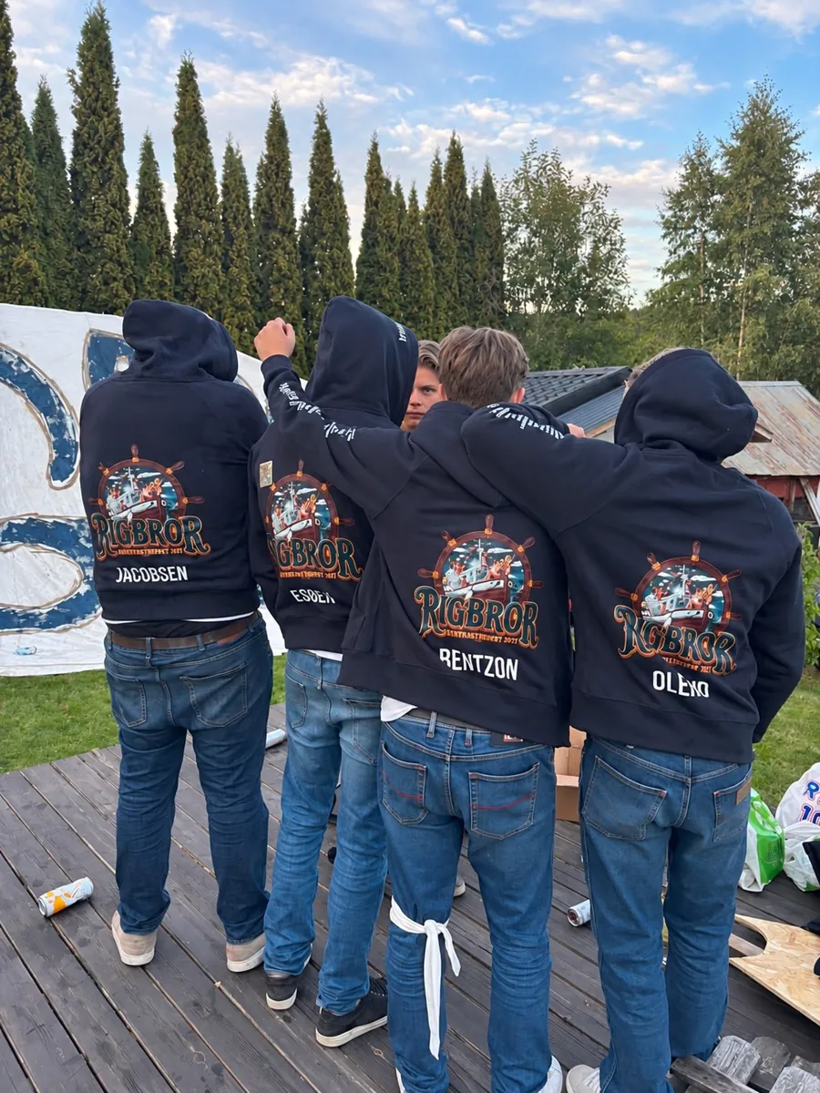 Russegruppa Rigbror i zip hoodie fra Frostline