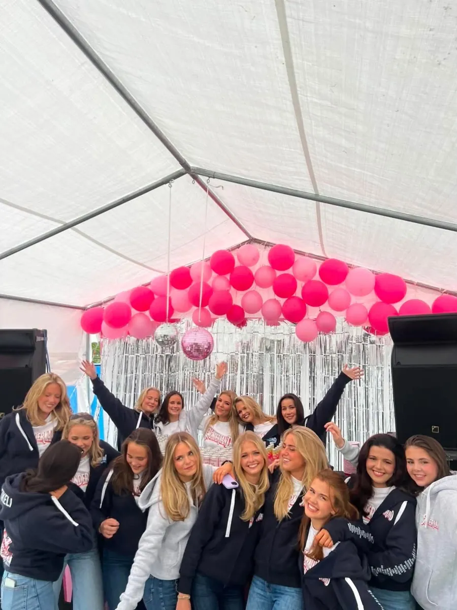 Russegruppa Wonderland i zip hoodie fra Frostline