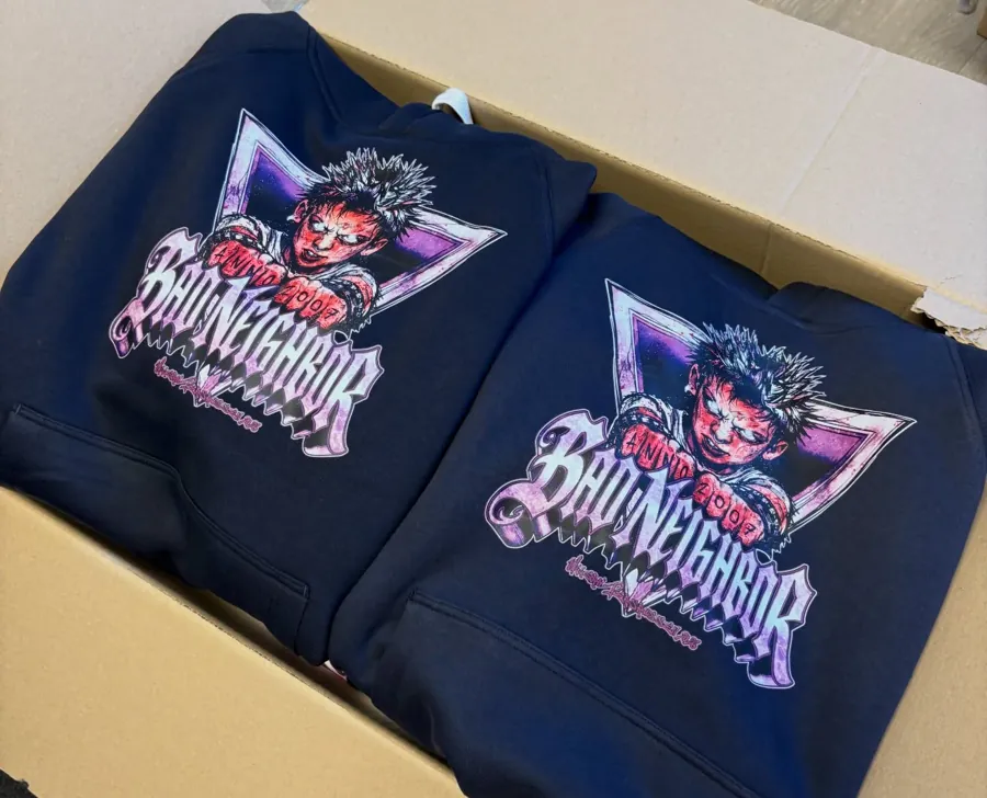 Russegruppa Bad Neighbor i hoodie fra Frostline