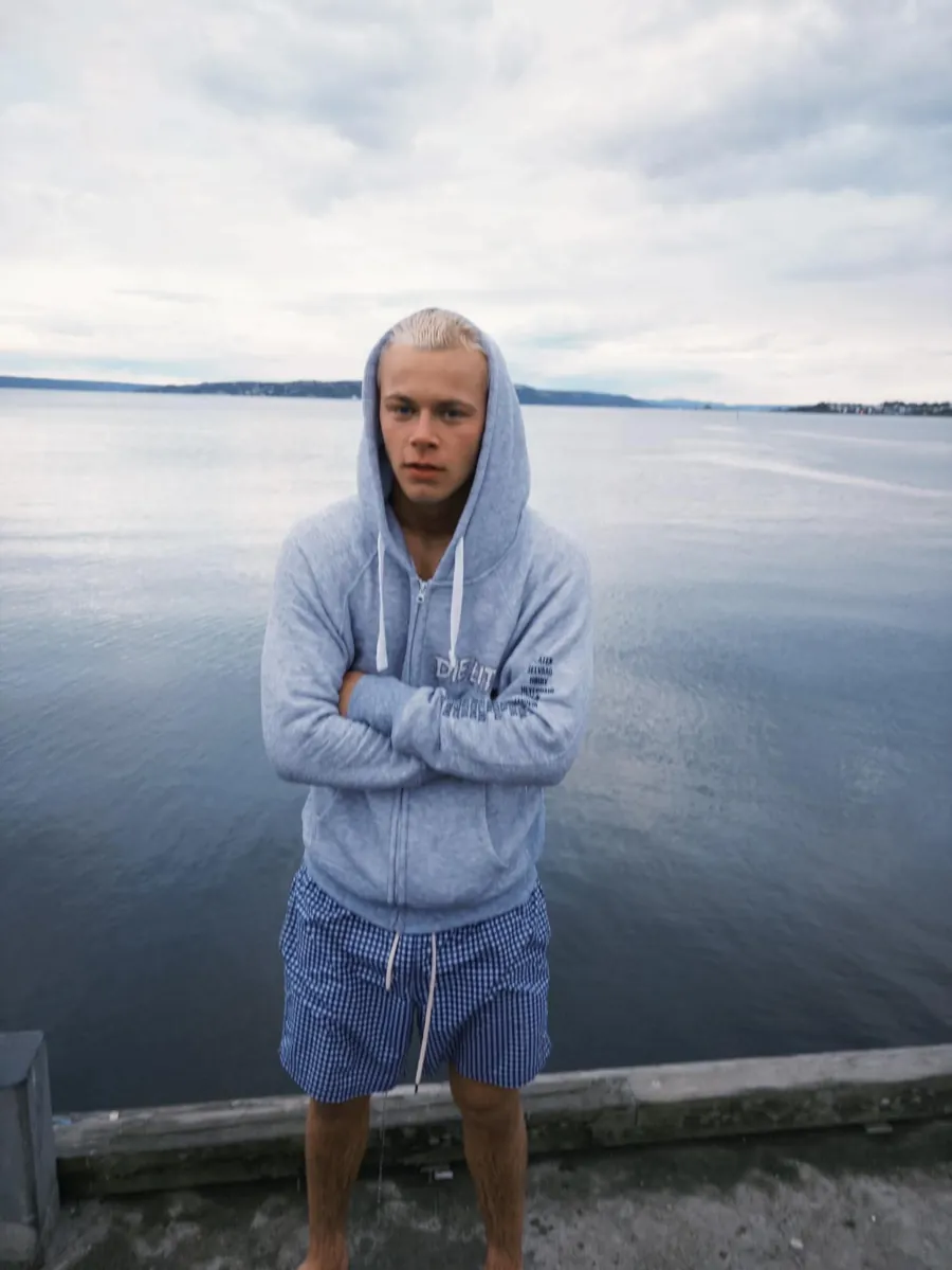 Russegruppa Die Lit i zip hoodie fra Frostline