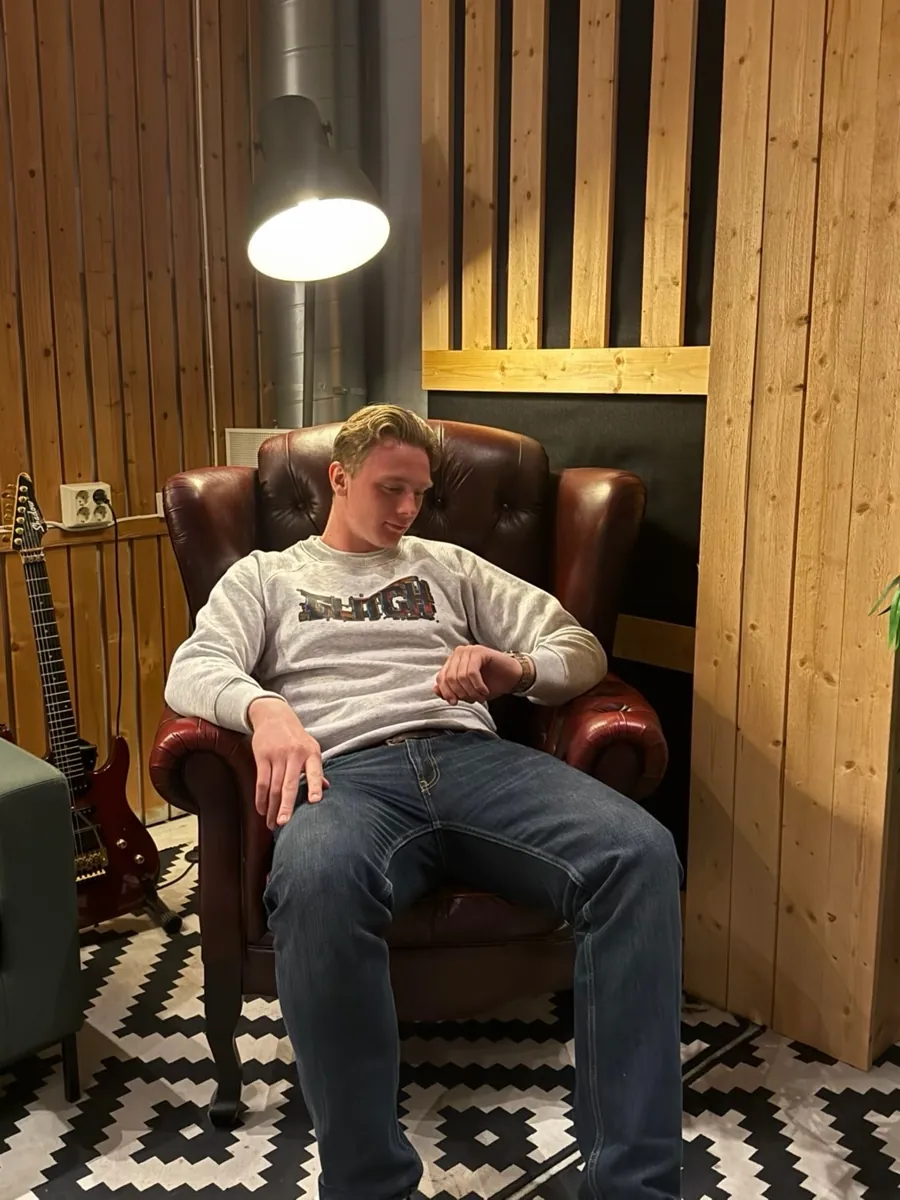 Russegruppa Glitch i crewneck fra Frostline