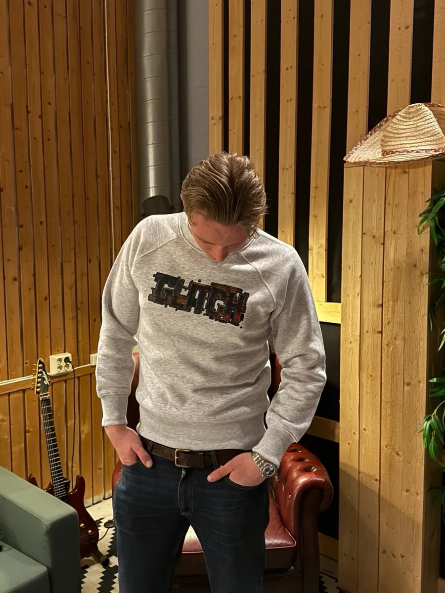 Russegruppa Glitch i crewneck fra Frostline