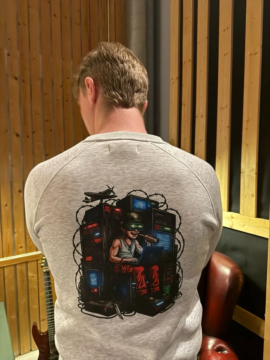 Russegruppa Glitch i crewneck fra Frostline