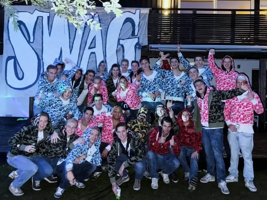Russegruppa Swag i custom camo hoodie fra Frostline