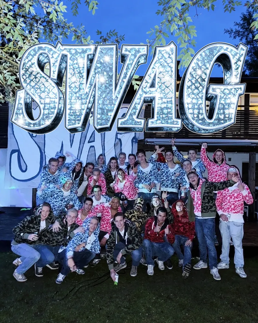 Russegruppa Swag i custom camo hoodie fra Frostline