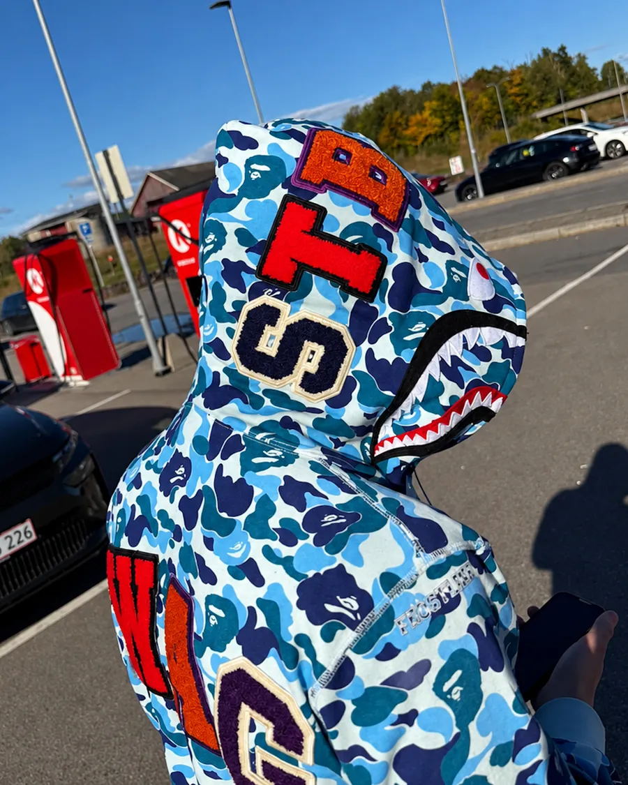 Hetta på russegruppa Swags custom camo hoodie fra Frostline