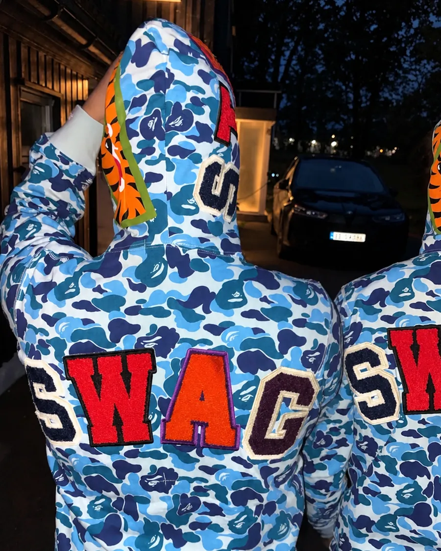 Ryggen på russegruppa Swags custom camo hoodie fra Frostline